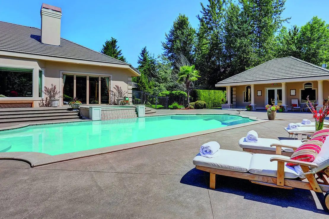Maison avec une piscine spectaculaire pavée en béton imprimé Maison avec une piscine spectaculaire pavée en béton imprimé
